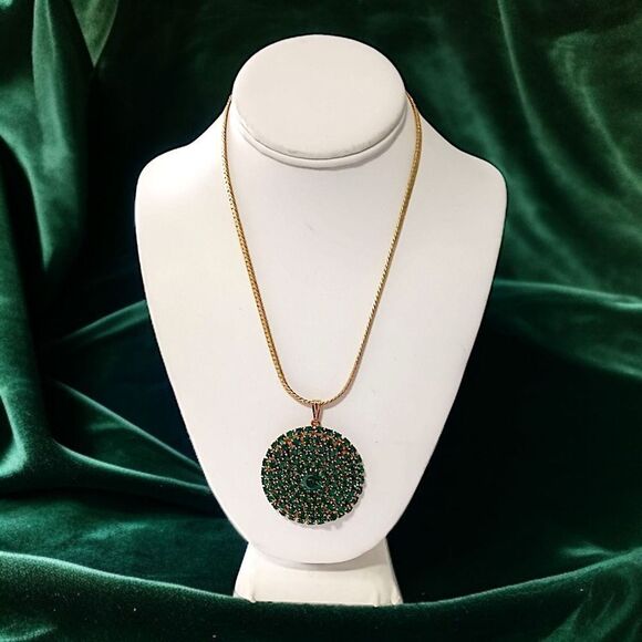 Green Rhinestone Encrusted Necklace Disc Pendant Circle Emerald Gold Tone Vtg - Picture 15 of 16